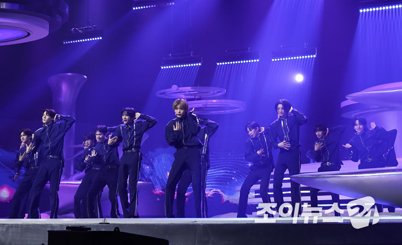 그룹 A2O 소울이 12일 오후 경기도 고양시 일산 킨텍스에서 진행된 A2O 소울(A2O SOUL)&middot;A2O 라이트(A2O LITE)의 데뷔쇼 '웰컴 투 소울라이트 프롬 A2O 소울 A2O 라이트(WELCOME TO SOULITE From A2O SOUL A2O LITE)' 행사에 참석해 열띤 무대를 펼치고 있다. [사진=문수지 기자]