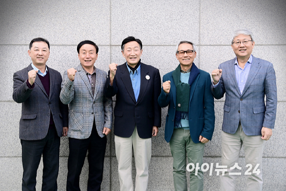 (왼쪽부터) 김병철 KCGI자산운용 대표이사, 박동석 아이뉴스24 사장 겸 편집인, 주명룡 은퇴자협회장, 이근면 성균관대 특임교수, 윤석명 한국보건사회연구원 명예연구위원 겸 연금연구회장이 23일 서울 마포구 상수동 아이뉴스24에서 열린 연금개혁좌담회에 앞서 포즈를 취하고 있다. [사진=정소희 기자]