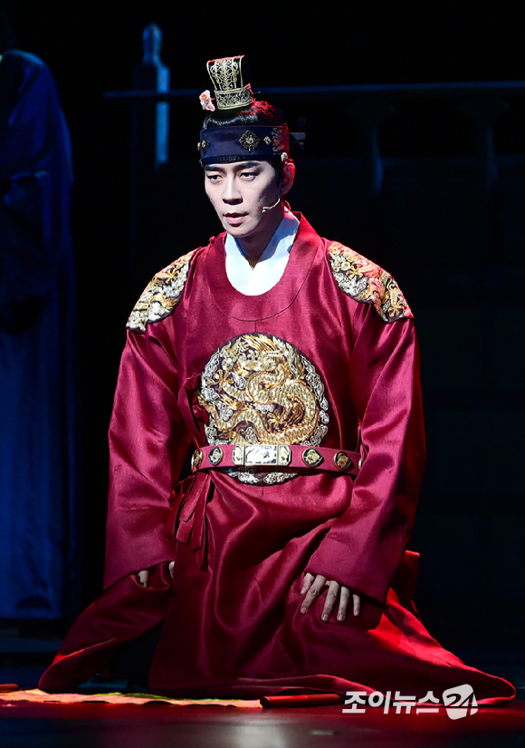 배우 신성록이 9일 서울 중구 충무아트센터 대극장에서 열린 뮤지컬 '한복 입은 남자' 프레스콜에서 주요 장면 시연을 하고 있다. [사진=정소희 기자]