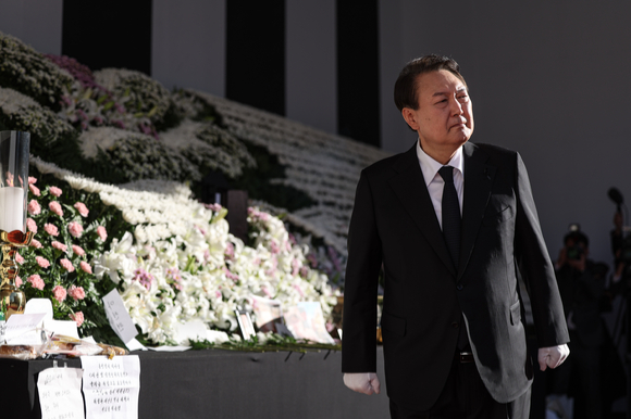 이상민 행정안전부 장관이 1일 오후 서울 여의도 국회에서 열린 행정안전위원회 전체회의에서 이태원 참사 상황 보고에 앞서 고개 숙여 사과하고 있다. [사진=김성진 기자]