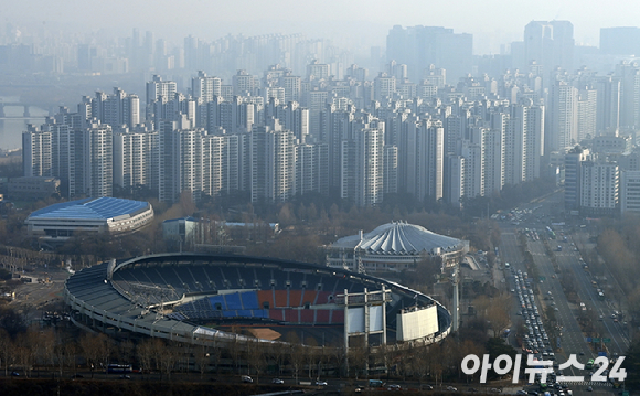 서울 강남구 삼성동 파르나스 타워에서 바라본 잠실 아파트 전경. [사진=아이뉴스24DB]