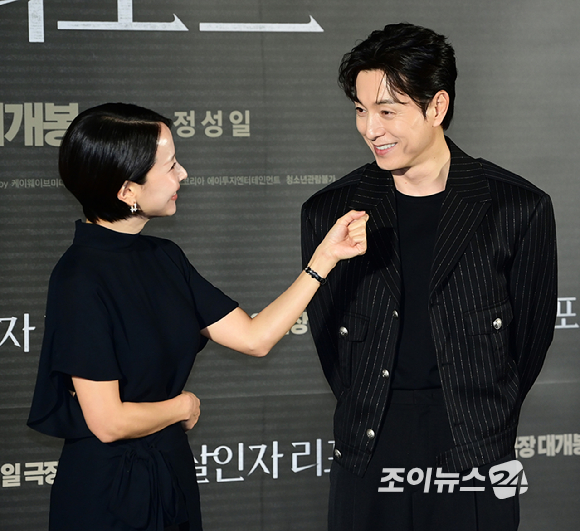 배우 조여정과 정성일이 12일 오전 서울 용산구 CGV 용산아이파크몰에서 열린 영화 '살인자 리포트'(감독 조영준) 제작보고회에 참석하고 있다. [사진=정소희 기자]
