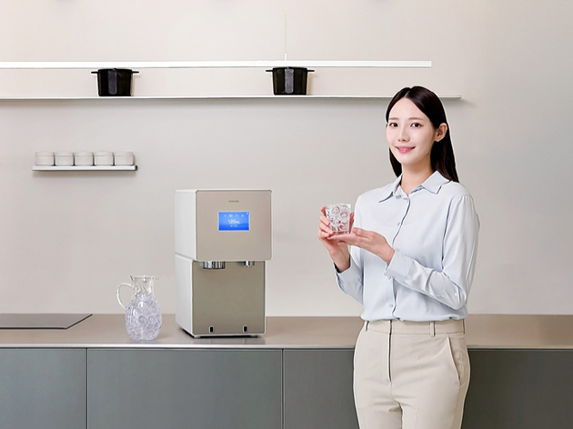 삼성전자가 하루 최대 8㎏의 제빙 성능과 인공지능(AI) 기반 사용자 맞춤 기능을 갖춘 '비스포크 AI 얼음정수기'를 출시했다. [사진=삼성전자]