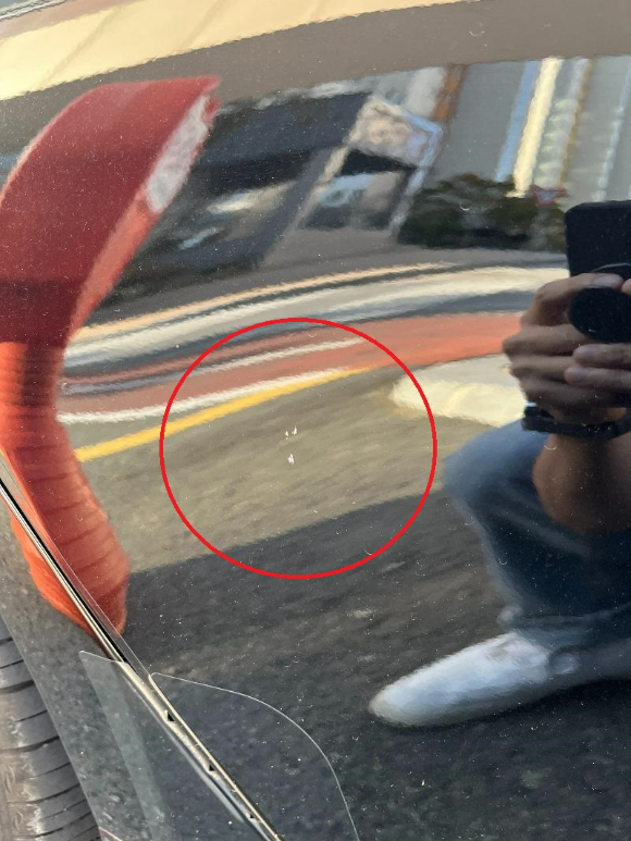 A씨는 지난 18일 오후 4시쯤 전북 전주시 만성동 인근에서 차를 몰고 운전하던 중 한 학생이 던진 돌로 인해 차에 흠이 생겼다. [사진=보배드림]