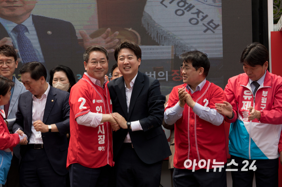 국민의힘 이준석 당대표 겸 상임선대위원장과 유정복 인천시장 후보가 19일 인천시 부평구 부평 문화의 거리에서 열린 '국민의힘 희망 인천 출정식'에서 손을 잡고 있다. 2022.05.19 [사진=국회사진취재단]