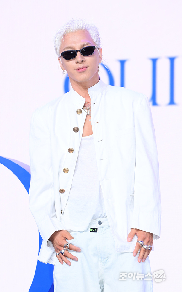 가수 태양이 18일 오후 서울 마포구 상암동 큐브컨벤션센터에서 열린 TAEYANG 정규 4집 'QUINTESSENCE'(퀸테센스) 음감회에 참석해 포토타임을 갖고 있다. [사진=정소희 기자]