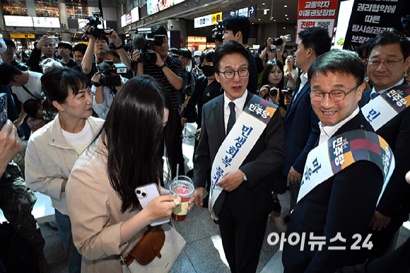 더불어민주당 김민석 당대표와 한병도 원내대표가 추석 연휴를 하루 앞둔 23일 오전 서울 용산역에서 귀성길 시민들에게 인사하고 있다. [사진=곽영래 기자]