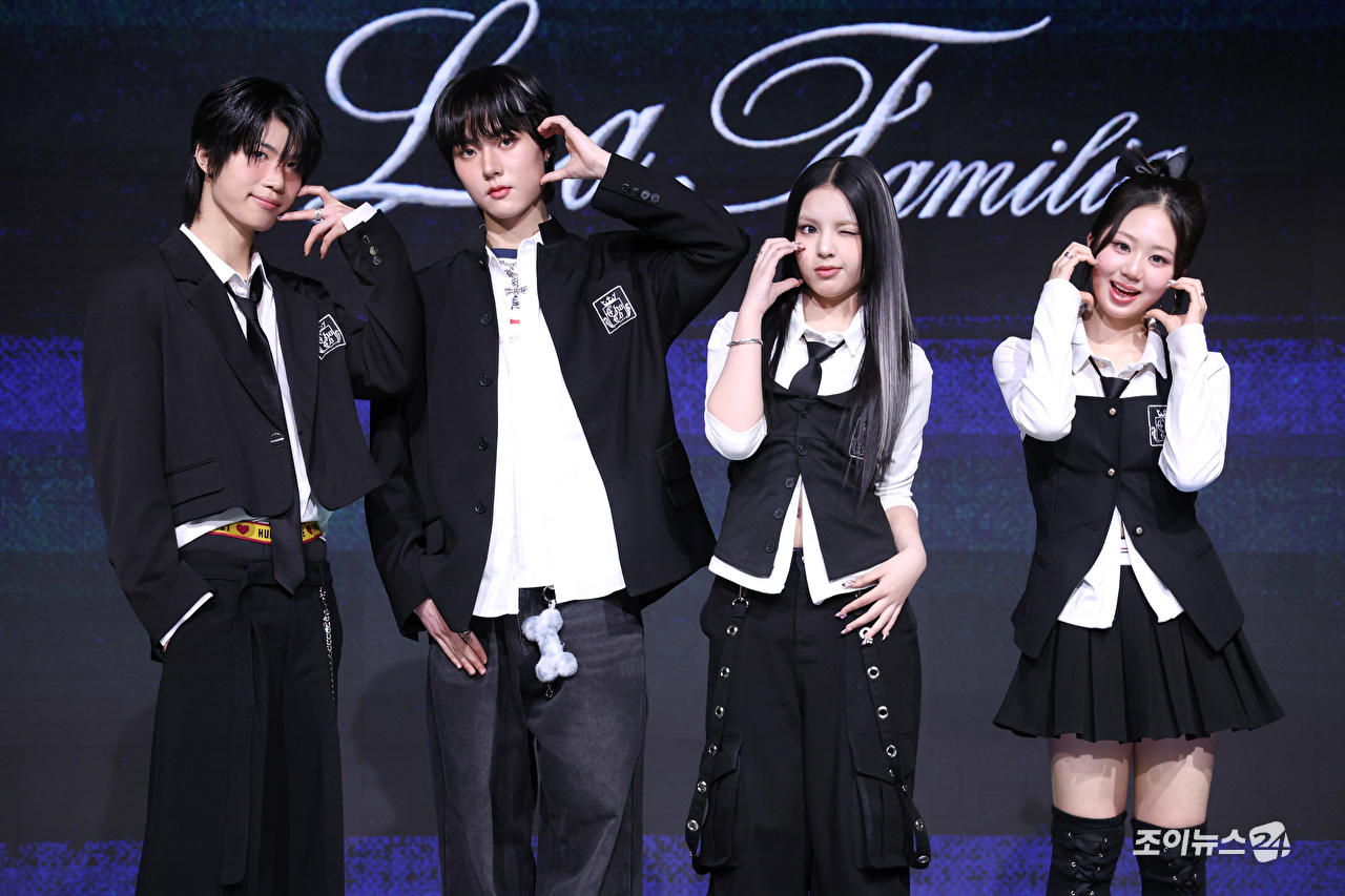 그룹 초코(ChoCo)가 24일 오후 서울 마포구 상암동 쇼킹케이팝센터에서 열린 초코엔터테인먼트 첫 패밀리 앨범 '초코 라 파밀리아(ChoCo La Familia)' 발매 기념 쇼케이스에 참석해 포즈를 취하고 있다. [사진=문수지 기자]