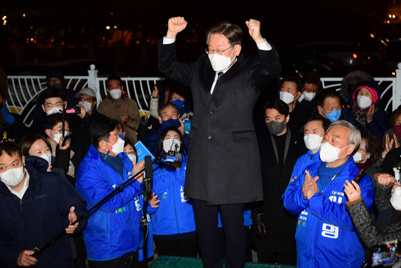 제20대 대통령선거 공식 선거운동 기간인 15일 자정 이재명 더불어민주당 대선 후보가 부산 영도구 부산항 해상교통관제센터(VTS) 방문을 마치고 지지를 호소하고 있다. [사진=뉴시스]