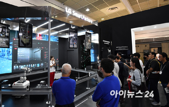 13일 서울 강남구 코엑스에서 열린 'KES 2026(한국전자전)'에서 관람객들이 LG전자 부스를 관람하고 있다. [사진=곽영래 기자]