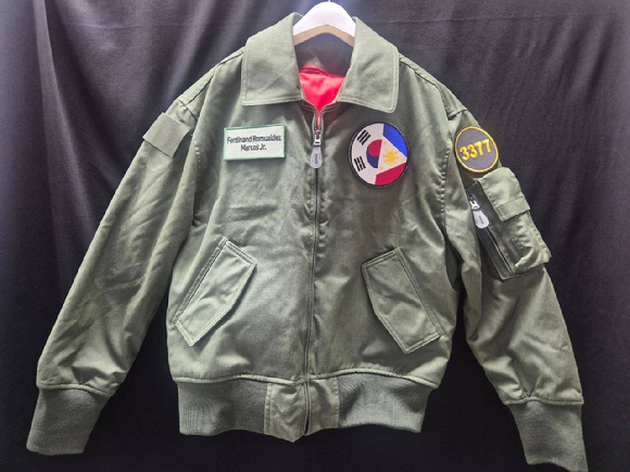 이재명 대통령이 필리핀 마르코스 대통령에게 한국 공준 조종사가 착용하는 항공 점퍼를 선물로 준비했다. [사진=청와대]