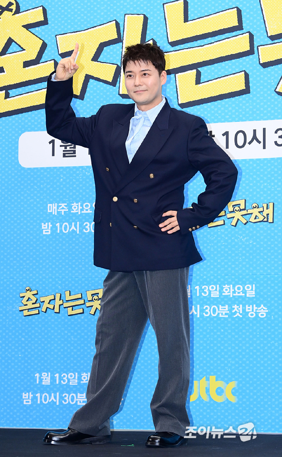 방송인 전현무가 12일 오후 서울 마포구 스탠포드호텔에서 열린 JTBC 새 예능 프로그램 '혼자는 못 해' 제작발표회에 참석하고 있다. [사진=정소희 기자]