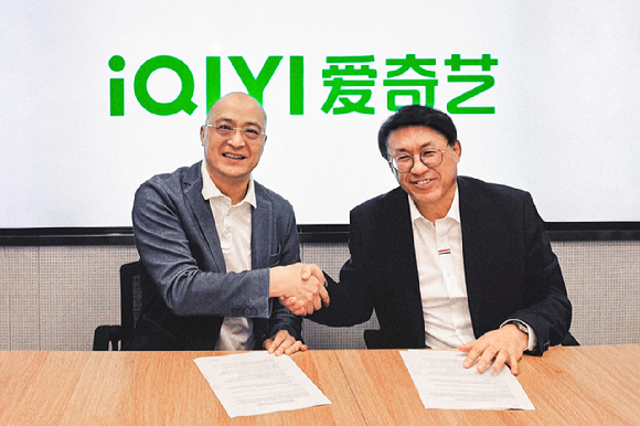 스튜디오 프리즘 김용재 글로벌사업센터장(오른쪽)과 iQIYI YANG Xianghua 영화 및 해외사업 총재(왼쪽)가 사업 협력 업무협약 체결 후 기념촬영을 하고 있다. [사진=SBS]