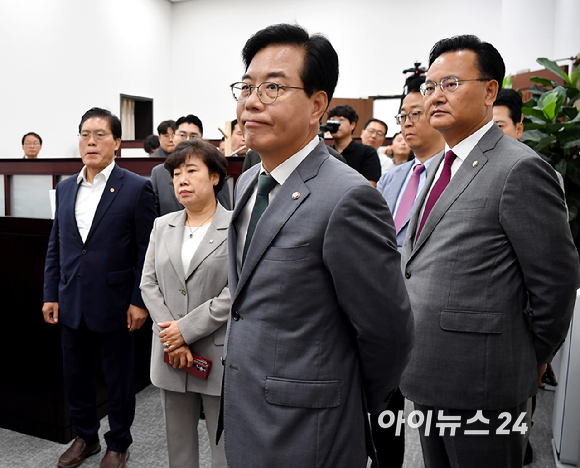 국민의힘 송언석 비상대책위원장 겸 원내대표 및 국민의힘 법사위원들이 18일 오전 국회에서 무차별적 압수수색 영장남발 협조 관련 국회의장 항의방문을 하고 있다. [사진=곽영래 기자]