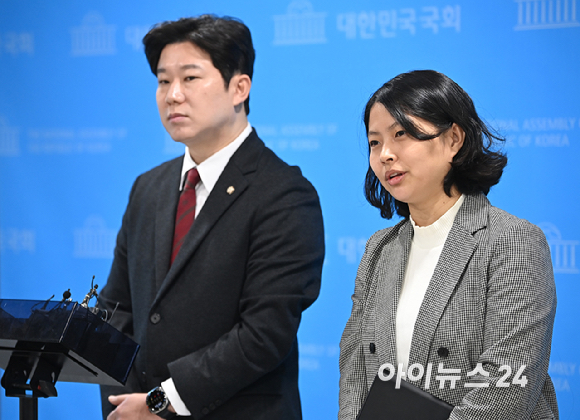 국민의힘 진종오 의원과 손주하 서울 중구 의원이 5일 오전 국회 소통관에서 이혜훈 초대 기획예산처 장관 후보자 관련 기자회견에서 질문에 답변하고 있다. [사진=곽영래 기자]