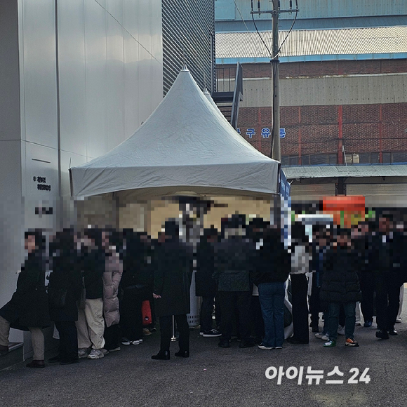 '쌍용더플래티넘 온수역' 견본주택 앞에 내방객들이 줄을 선 채 입장을 기다리고 있다. 2026.02.20. [사진=이효정 기자 ]