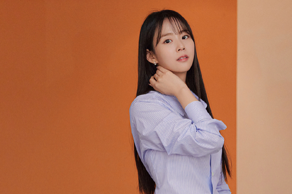 한승연이 '춘화연애담' 종영 기념 인터뷰를 진행하기에 앞서 사진촬영을 하고 있다. [사진=YG엔터테인먼트]