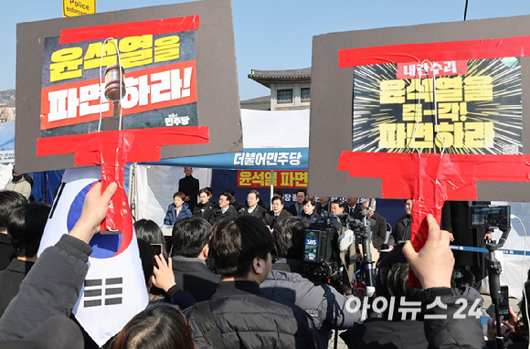 이재명 더불어민주당 대표가 19일 오전 서울 종로구 경복궁역 부근 광화문 민주당 천막농성장에서 열린 현장 최고위원회의에서 모두 발언하고 있다. [사진=국회사진취재단]