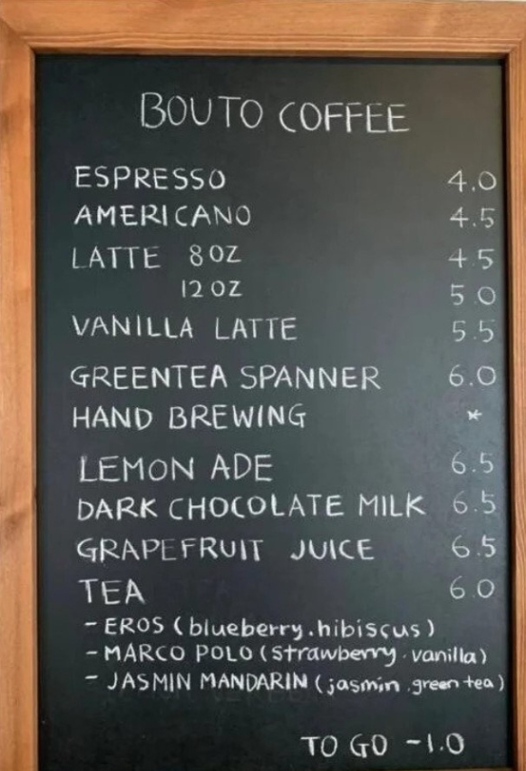 한글 표기 없이 영어로만 표기된 한국 카페, 음식점 등의 메뉴판. [사진=온라인 커뮤니티 캡처]