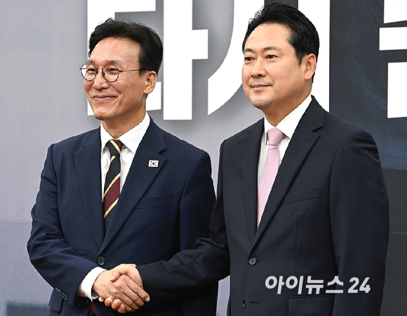 김민석 국무총리가 1일 서울 여의도 국회에서 국민의힘 장동혁 대표(오른쪽)를 예방해 기념 촬영을 하고 있다. [사진=곽영래 기자]