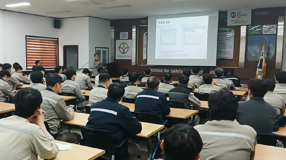 지난 4월 29일 경상북도 봉화군 석포제련소 안전교육장에서 임노규 석포제련소장이 SP 아카데미 365 강의를 진행하고 있다 [사진=영풍]