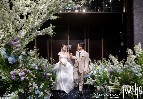 개그맨 김준호, 김지민 커플이 13일 그랜드 인터컨티넨탈 서울 파르나스에서 예식을 진행하고 있다. [사진=아이패밀리에스씨(아이웨딩) ]