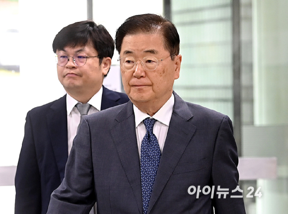 사드 기밀 유출 혐의 등을 받는 정의용 전 국가안보실장이 22일 오전 서울 서초구 서울중앙지방법원에서 열린 1심 속행 공판에 출석하고 있다. [사진=곽영래 기자]