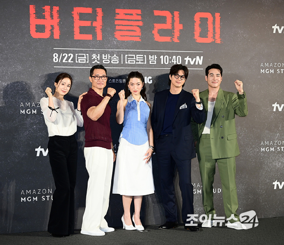 (왼쪽부터)김태희-대니얼 대 킴-레이나 하디스티-김지훈-션 리차드가 21일 오전 서울 용산구 CGV아이파크몰점에서 열린 아마존 프라임 비디오 시리즈 '버터플라이(Butterfly)' 제작발표회에 참석하고 있다. [사진=정소희 기자]