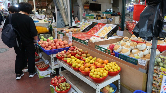 추석 연휴를 앞둔 2일 시민들이 시장에서 장을 보고 있다. [사진=연합뉴스]