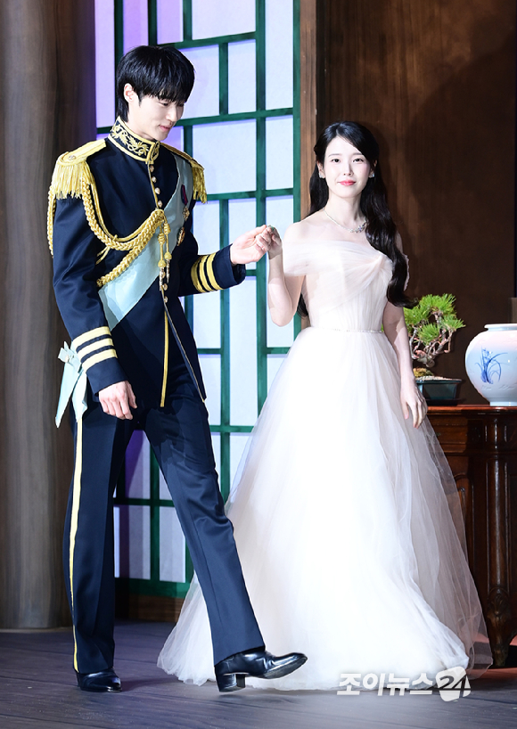 배우 변우석과 아이유가 6일 서울 조선팰리스 강남 호텔에서 진행된 MBC 금토드라마 '21세기 대군부인' 제작발표회에 참석하고 있다. [사진=정소희 기자]