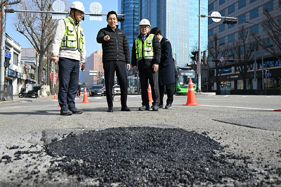 오세훈 서울시장(가운데)이 포트홀 현장을 점검하고 있다. [사진=서울시]