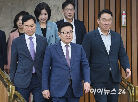 정점식 국민의힘 원내대표가 11일 서울 여의도 국회에서 열린 원내대책회의에 참석하고 있다. [사진=곽영래 기자]
