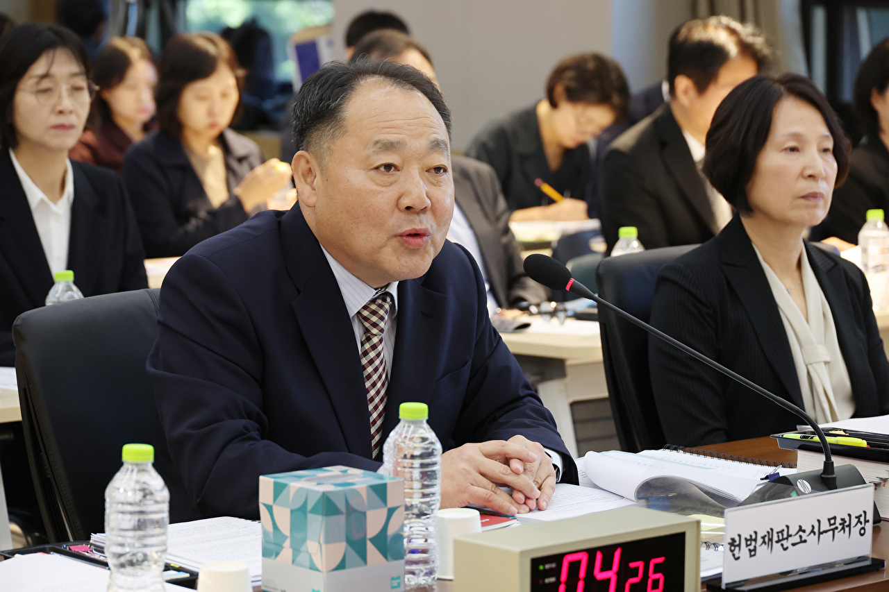 17일 서울 종로구 헌법재판소에서 열린 헌법재판소 등에 대한 법제사법위원회 국정감사에서 추미애 위원장이 더불어민주당 김용민 간사와 대화하고 있다. 2025.10.17 [사진=연합뉴스]