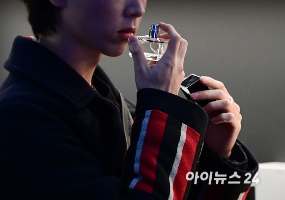 31일 서울 성동구 성수동 케이팝아케이드에서 향으로 공간을 만드는 프래그런스 브랜드 '스퀘어룸(SQUAREROOM)' 신제품 론칭 행사가 열렸다. 참석자들이 향수를 시향하고 있다. [사진=정소희 기자]