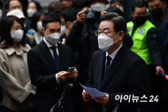 이재명 더불어민주당 대선후보가 4일 오전 서울 중구 소공동 주민센터에 마련된 사전투표소에서 제20대 대통령 선거 사전투표를 마친 후 소감을 전하고 있다. [사진=국회사진취재단]