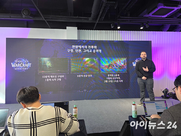 앤드류 드 소사 월드 오브 워크래프트 수석 전투 디자이너가 27일 서울 성수 스테이지 차봇에서 열린 '월드 오브 워크래프트: 한밤' 기자간담회에서 기념촬영을 하고 있다. [사진=박정민 기자]