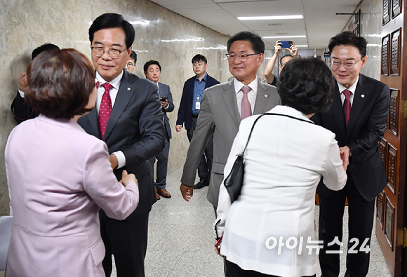 국민의힘 원내대표 선거에 출마한 송언석, 이헌승, 김성원 후보가 16일 오후 서울 여의도 국회에서 열린 원내대표 선출 의원총회에 참석하는 의원들과 인사를 하고 있다. [사진=곽영래 기자]