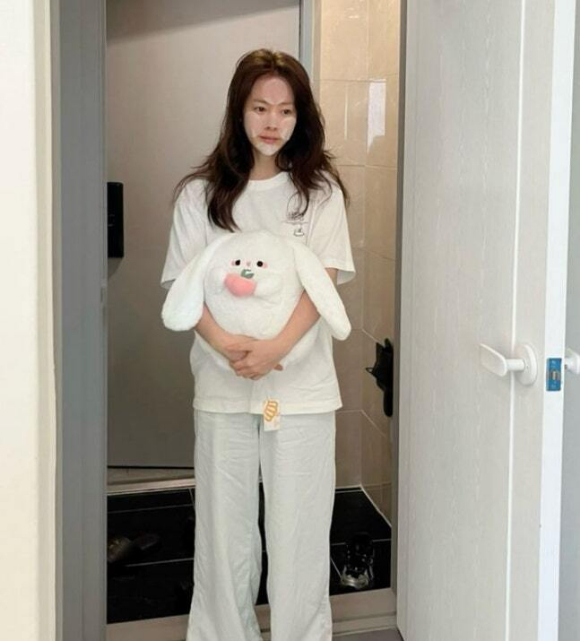 한지민, 민낯+잠옷 차림에도 굴욕 없는 미모...이러니 ♥최정훈이 반했지