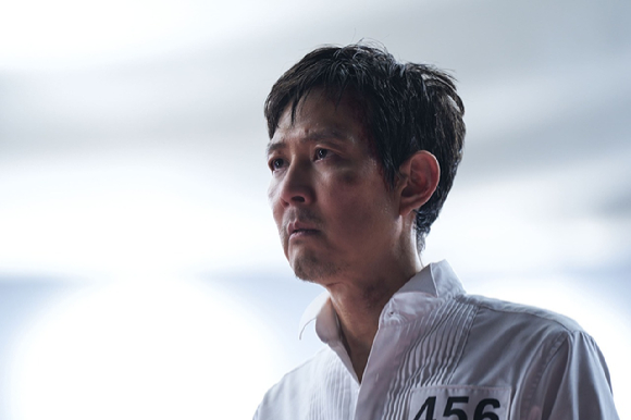 배우 이정재가 넷플릭스 시리즈 '오징어 게임' 시즌3 인터뷰에 앞서 포즈를 취하고 있다. [사진=넷플릭스]