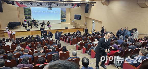  지난 6일 안병구 밀양시장 예비후보 출판기념회에 500여명의 지지자들이 참석해 축하하고 있다. [사진=임승제 기자]