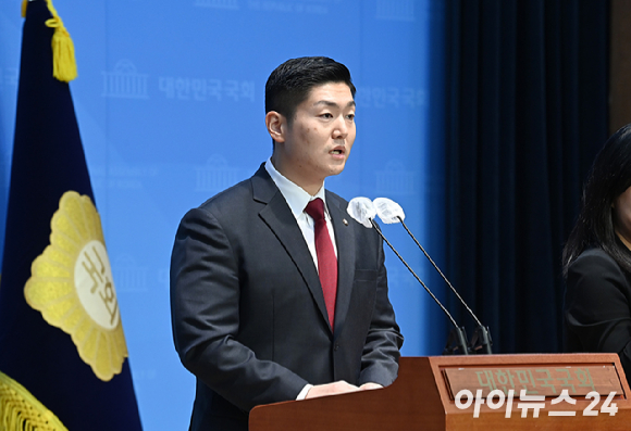 김재섭 국민의힘 의원이 지난해 12월 서울 여의도 국회 소통관에서 현안관련 기자회견을 하고 있다. [사진=곽영래 기자]