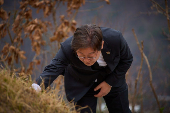 이재명 대통령이 대선 출마를 선언했던 지난 4월 경북 안동에 위치한 부모님 선영을 찾아 참배하고 있다. [사진=당시 이재명 캠프 제공]