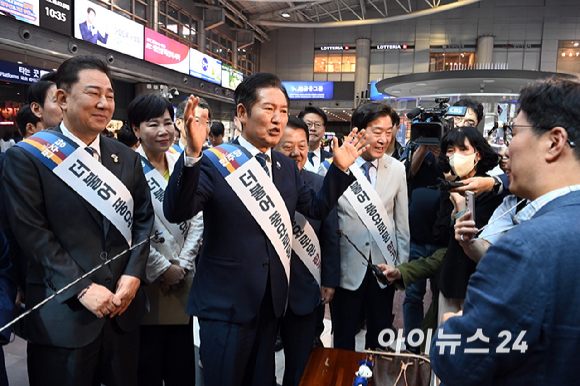 정청래 더불어민주당 대표를 비롯한 민주당 지도부가 2일 오전 용산역을 찾아 귀성길에 나선 시민들에게 인사하고 있다. [사진=곽영래 기자]