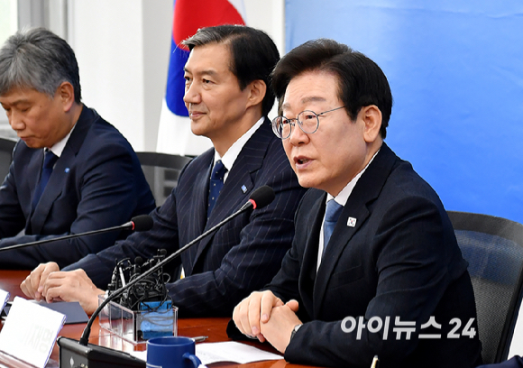 이재명 더불어민주당 대표가 21일 오후 서울 여의도 국회에서 조국 조국혁신당 대표를 예방해 대화를 나누고 있다. [사진=곽영래 기자]