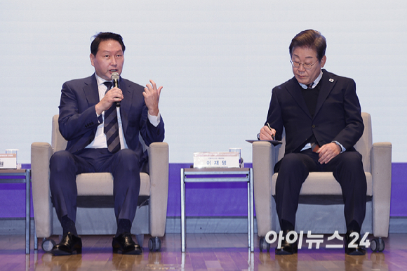 최태원 대한상공회의소 회장이 8일 서울 중구 대한상공회의소에서 열린 이재명 더불어민주당 대선후보 초청 경제5단체 간담회에서 정책 제언을 하고 있다. [사진=국회사진취재단]