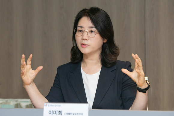 이미희 KT 엔터프라이즈부문 C레벨컨설팅본부장(상무)가 지난 22일 KT 송파빌딩에서 열린 KT 엔터프라이즈 DX 미니 스터디에서 금융계 디지털전환을 위한 KT 경쟁역량과 관련해 설명하는 모습 [사진=KT]