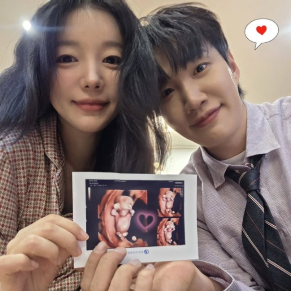 김기리-문지인 부부가 태아 초음파 사진을 들고 임신 소식을 알리고 있다. [사진=문지인 SNS]