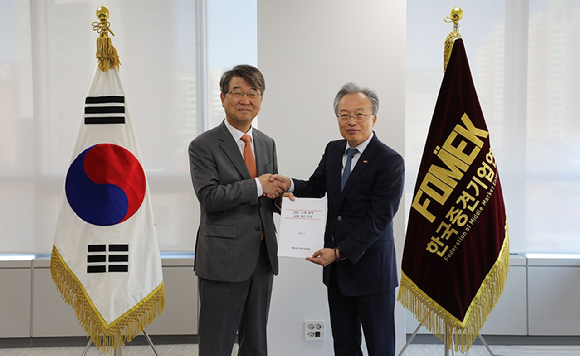 최진식 한국중견기업연합회 회장(오른쪽)이 김지형 경제사회노동위원회 위원장에게 '고용&middot;노동 규제 개선 건의​'를 전달하고 있다. [사진=한국중견기업연합회]