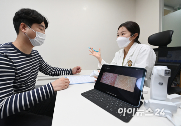 2일 서울 강남구 신한라이프 헬스케어룸에서 기자가 직접 피부상태를 확인하고 관리 방안에 대한 상담을 하고 있다. [사진=정소희 기자]