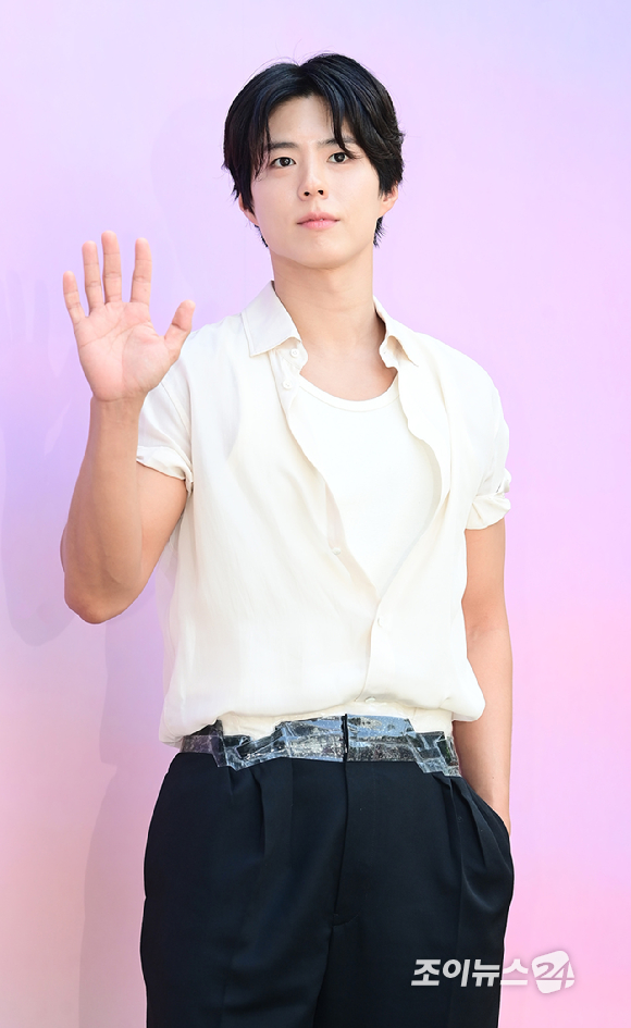 배우 박보검이 23일 오전 서울 성동구 쎈느 성수에서 열린 다이슨 슈퍼소닉 트래블 라운지 팝업 스토어 행사에 참석하고 있다.